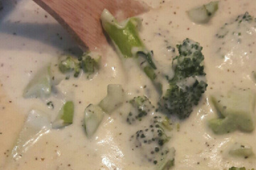 Penne ao molho branco e brócolis