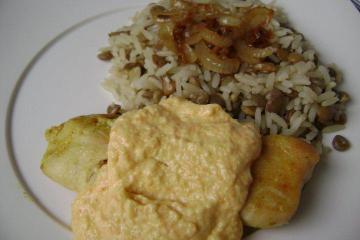 Frango com molho de cenoura com arroz com lentilhas e cebola agridoce