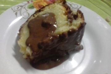 Bolo de melão com calda de chocolate