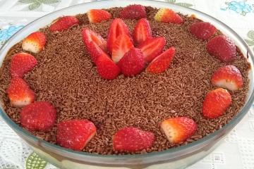 Pavê de morango com creme de chocolate
