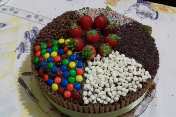 Bolo de chocolate com recheio de morango e palitinhos