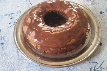 Bolo de chocolate e calda de chocolate