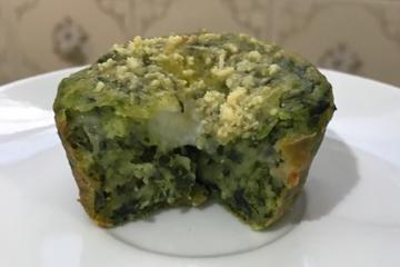 Muffin de espinafre e queijo feta