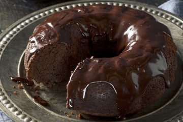 Bolo de chocolate com flocão muito fofinho e com calda cremosa, sem glúten e sem lactose