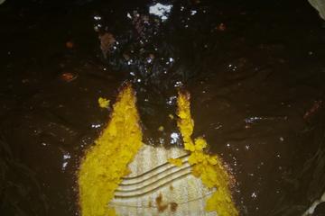 Bolo de cenoura com calda de chocolate