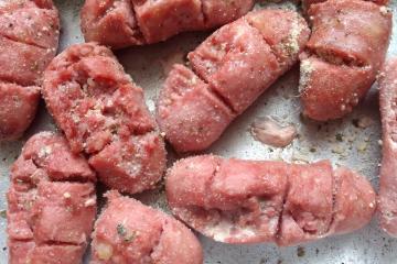Linguiça ao forno com batatas