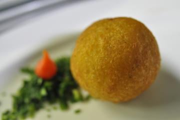 Bolinho de mandioca com recheio de carne seca