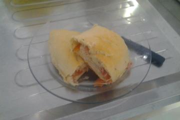 Pão recheado de frios