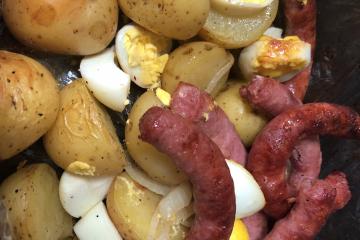 Linguiça ao forno com batatas