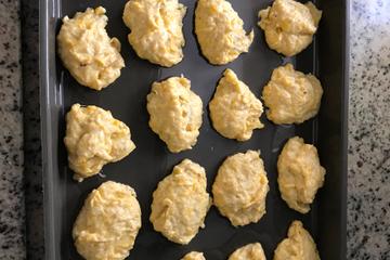Bolinhos de banana da terra com queijo e assados do Lúcio Cezar