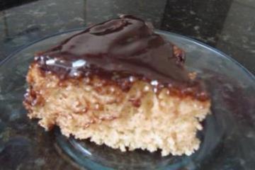 Bolo de banana com cobertura de chocolate