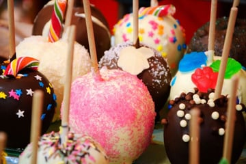 Maçã do amor de chocolate simples e decorada com a cor que quiser mais fácil do que fazer caramelo