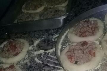 Esfirra aberta de carne