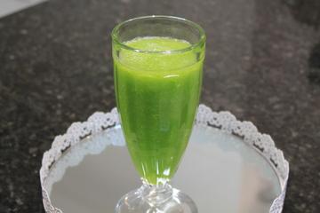 Suco de couve, abacaxi e hortelã anticelulite