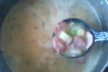 Creme de mandioca com linguiça calabresa