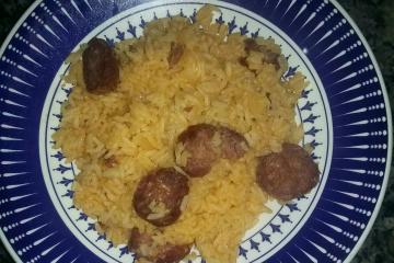 Arroz com linguiça ou salame