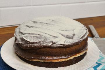 Aprenda a fazer bolo de chocolate com recheio de ninho