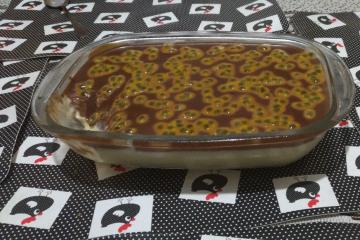 Mousse de maracujá com cobertura de chocolate