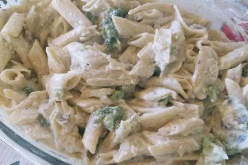 Macarrão com brócolis e creme branco