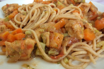 Macarrão integral ao molho de frango com legumes e biomassa de banana verde
