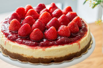 Cheesecake de morango sem forno e sem gelatina com textura firme e cremosa