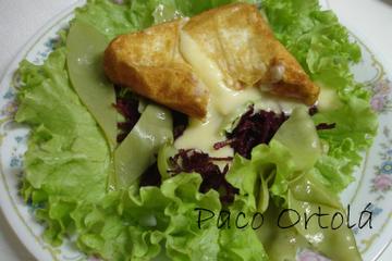 Queijo camembert com mix de folhas