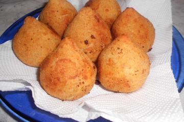 Coxinha com massa de farinha e batata
