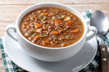 Sopa de lentilha com frango desfiado na panela de pressão