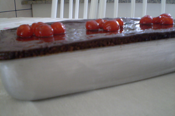 Bolo de chocolate com cerejas