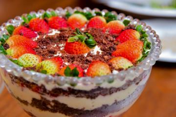 Pavê de morango com creme de chocolate