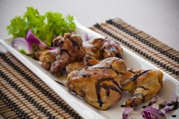 Coxa e sobre coxa de frango assada ao vinho