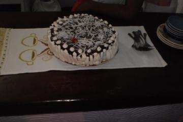Bolo de chocolate com cobertura de chocolate e recheio de coco