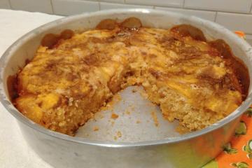 Bolo coberto com banana sem ovo, sem glúten e sem lactose