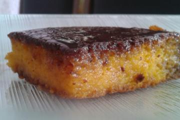 Bolo de cenoura com calda de chocolate
