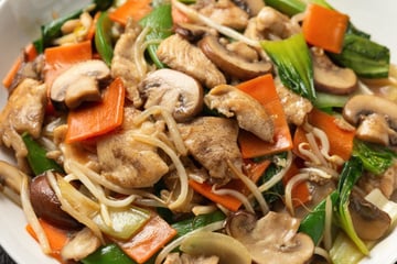 Chop Suey de frango: picadinho oriental com vegetais crocantes e molho encorpado