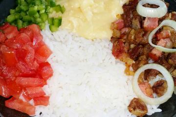 Pirão de aipim com carne de sol e salada