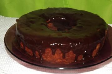 Bolo de cenoura com calda de chocolate
