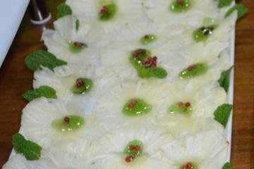 Carpaccio de abacaxi com geleia de hortelã