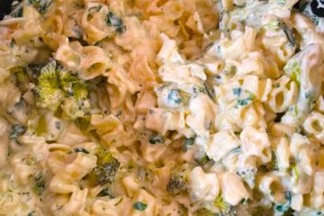 Macarrão com brócolis e creme branco