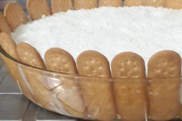 Torta de biscoitos com abacaxi