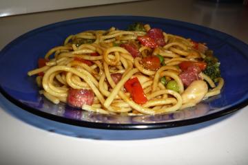 Yakisoba com linguiça