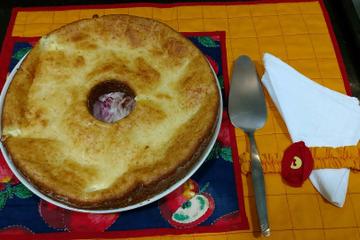 Pão de queijo gigante, recheado com requeijão cremoso