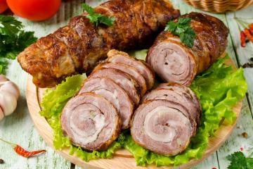 Rocambole de carne moída com queijo e presunto