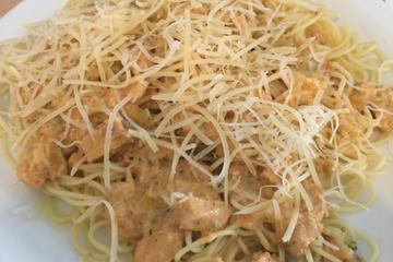 Macarrão delicioso com brócolis e frango