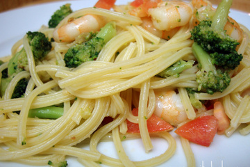 Macarronada com camarão e brócolis