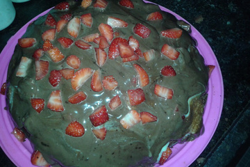 Bolo de chocolate com cobertura de morango do amor