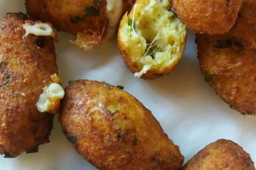 Bolinho de arroz recheado com queijo