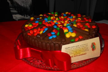 Bolo de chocolate com recheio de morango e palitinhos