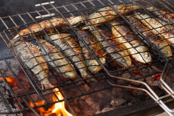 Churrasqueira sem carne vermelha: 5 peixes na brasa com truques simples que garantem resultado suculento e sem erro