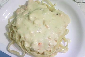 Macarrão ao molho branco com camarão